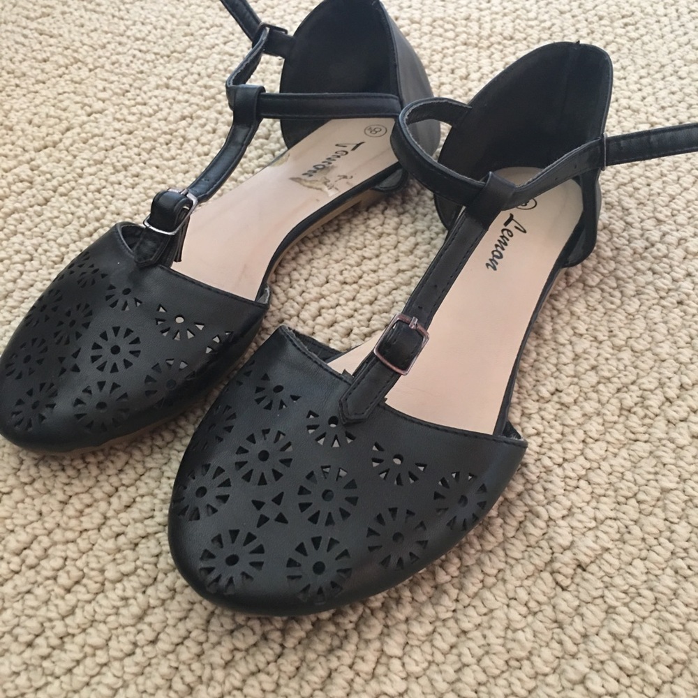Lemon strappy black flats
